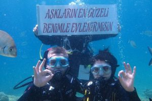 Su altında s&uuml;rpriz evlilik teklifi