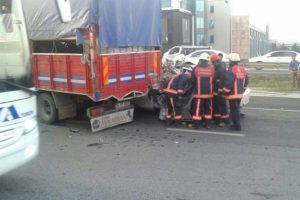 Bursa plakalı otomobil kamyona arkadan &ccedil;arptı: 1 &ouml;l&uuml;, 2 yaralı