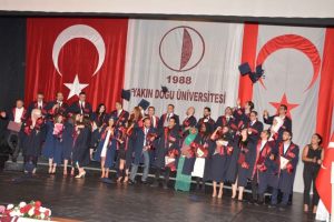 YD&Uuml; Tıp Fak&uuml;ltesi mezuniyet t&ouml;renine &uuml;st d&uuml;zey katılım