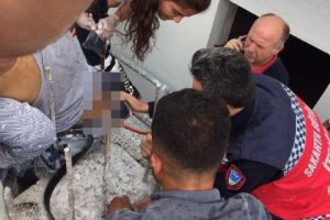 &Uuml;zerine d&uuml;şt&uuml;ğ&uuml; demir v&uuml;cuduna saplandı