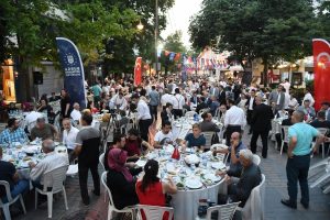 Bursa Cumhuriyet Caddesi'nde iftar coşkusu