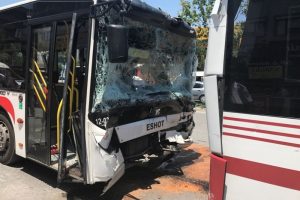 Halk otob&uuml;sleri &ccedil;arpıştı: 11 yaralı