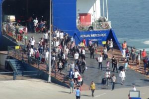 Feribot İskelesinde bayram yoğunluğu başladı