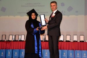 &Uuml;niversite birincisi Maldivler'den Aishath Azma oldu