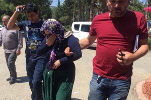Ağlayan bebeğinin ağzını, burnunu kapatarak &ouml;ld&uuml;rd&uuml;!