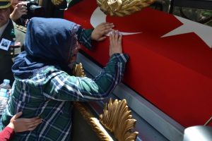 Şehit eşinin feryadı y&uuml;rek dağladı