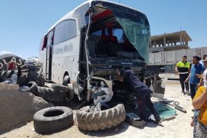 Yolcu otob&uuml;s&uuml; ile tır &ccedil;arpıştı: 12 yaralı