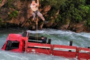 15 yaşındaki &ccedil;ocuk kullandığı kamyonla dereye u&ccedil;tu