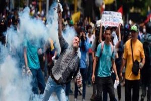 Venezuela'daki g&ouml;sterilerde &ouml;l&uuml; sayısı 76'ya y&uuml;kseldi