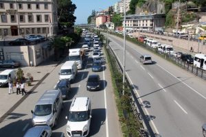Karadeniz sahil yolunda tatil yoğunluğu
