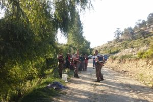 Trakt&ouml;rden d&uuml;şen &ccedil;ocuk can verdi