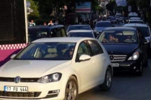 &Ccedil;anakkale'de 2 kilometrelik ara&ccedil; kuyruğu