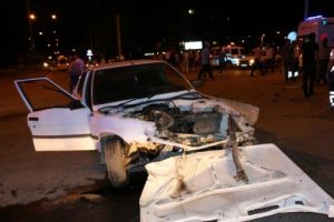 İki otomobil &ccedil;arpıştı: 5 yaralı