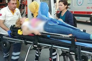 Silahlı kavganın arasında kalan gen&ccedil; kız, omzundan vuruldu