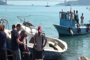 Balık&ccedil;ı teknesi kayalıklara &ccedil;arptı: 3 yaralı