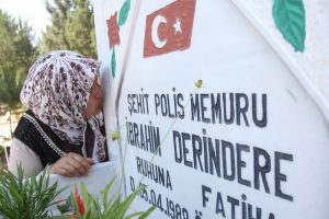 Şehit oğlunun bayramını mezarı bağında kutladı