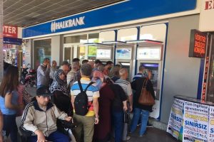 Bayram &ouml;ncesi emeklilerin maaşları yattı Bursa'da ATM'lerde kuyruk oluştu