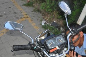 Bursa'da kazada motosikletin kırılan aynası g&ouml;ğs&uuml;ne saplandı