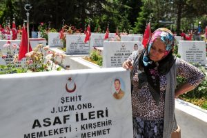 Şehit yakınları bayram arifesinde şehitliklere akın etti
