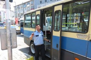 S&uuml;r&uuml;c&uuml;s&uuml; bayılan minib&uuml;s&uuml; yolcular durdurdu