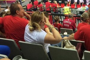 Milli oyuncunun annesi g&ouml;zyaşlarını tutamadı