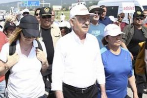 Kılı&ccedil;daroğlu'nun konvoyunda korkutan kaza