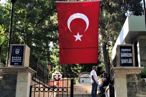 Bursa'da bayram sabahı şehitlikler ziyaret edildi