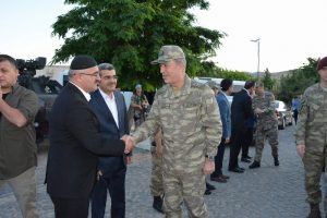 Orgeneral Akar, bayram namazını Tillo'da kıldı