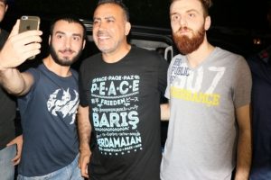 Haluk Levent 40 kişiye muzlu s&uuml;t ısmarladı