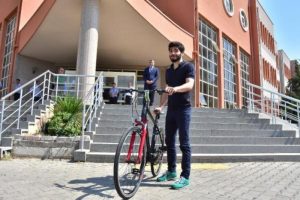 Rekt&ouml;r bisikleti &ccedil;alınan &ouml;ğrenciye bisiklet hediye etti