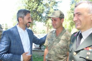 Aydın'ın telefonundan eşiyle g&ouml;r&uuml;şen askere b&uuml;y&uuml;k s&uuml;rpriz