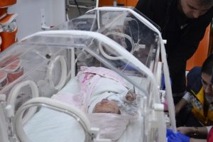 Poşet i&ccedil;inde &ccedil;&ouml;pe atılan bebek hayata tutunamadı