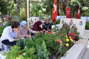 Şehit annesi mezar başında ağıt yaktı