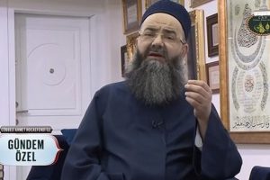 C&uuml;bbeli Ahmet Hoca'dan 'şortlu kız' yorumu!