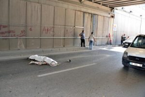 Motosiklet su borusuna &ccedil;arptı: 1 &ouml;l&uuml;, 1 yaralı