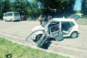 Minib&uuml;s ile otomobil &ccedil;arpıştı: 6 yaralı