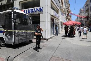 Taksim'de 'Onur Y&uuml;r&uuml;y&uuml;ş&uuml;'nde ortalık karıştı! 35 g&ouml;zaltı