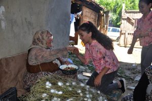 Bursa'da koza hasadı yaparken bayramlaştılar