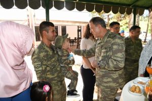 Orgeneral Akar Siirt'te asker ve g&uuml;venlik korucularıyla bayramlaştı