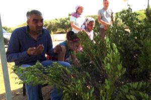 Babası, Ceylin'in mezarını ziyaret etti