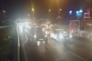 Ara&ccedil; metrob&uuml;s yoluna girdi trafik durdu