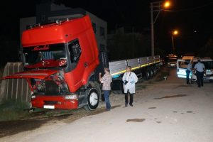 Adana'da park halindeki tır kundaklandı