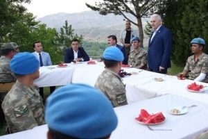 Başbakan Binali Yıldırım'dan komando timine ziyaret