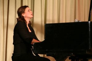 Bursa'da festival Anjelika Akbar ile başlıyor