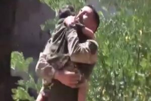 Operasyondan d&ouml;nen asker ile oğlunun buluşması