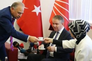AK Parti'den CHP'ye bayram ziyaretinde g&uuml;ndem OHAL oldu