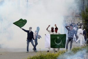 Hindistan'da bayram namazı sonrası &ccedil;atışma