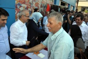 Bakan Elvan, Tarsus'ta bayramlaştı