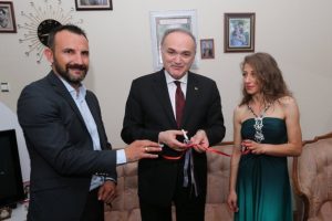 Kendisini takip eden gazeteciye kız istedi