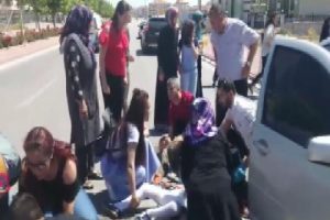 2 otomobil &ccedil;arpıştı: 1'i ağır 8 yaralı